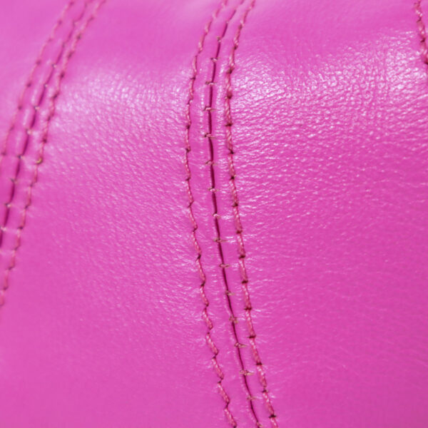Portable small genuine leather horn bag - Close-up
